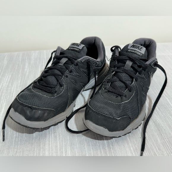 Nike Revolution 2 Sneakers, Youth size 5 - Picture 1 of 6